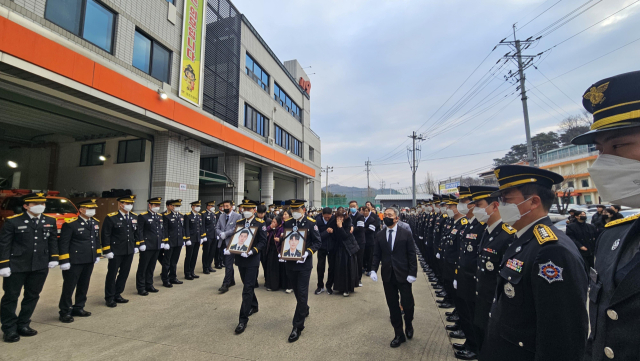 고 김수광 소방장과 고 박수훈 소방교의 영결식이 열린 3일 오전 영결식에 앞서 고인들의 직장인 문경소방서에서 운구 행렬이 이어지고 있다. 연합뉴스