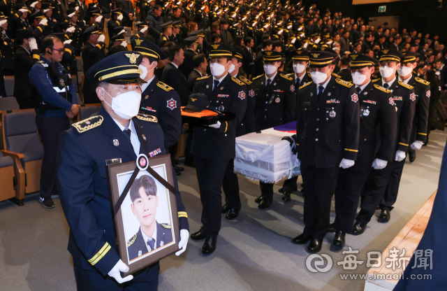 3일 오전 경북도청 동락관에서 故 김수광 소방장과 故 박수훈 소방교의 영결식이 거행되고 있다. 안성완 기자 asw0727@imaeil.com