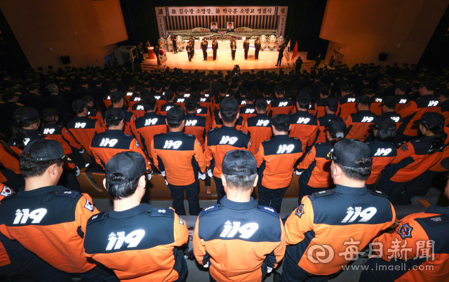 3일 오전 경북도청 동락관에서 故 김수광 소방장과 故 박수훈 소방교의 영결식이 거행되고 있다. 안성완 기자 asw0727@imaeil.com