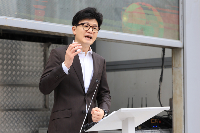 국민의힘 한동훈 비상대책위원장이 3일 오후 경기도 김포시 라베니체광장에서 열린 김포-서울 통합 염원 시민대회에 참석해 발언하고 있다. 연합뉴스