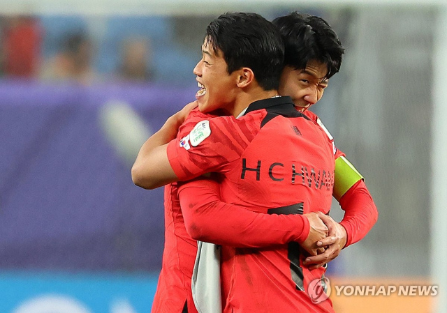 동점골과 역전골을 합작한 황손(황희찬-손흥민)의 포옹. 연합뉴스
