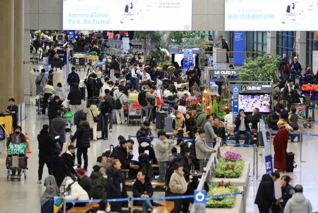 인천국제공항 제1여객터미널이 여행객들로 붐비고 있다. 연합뉴스