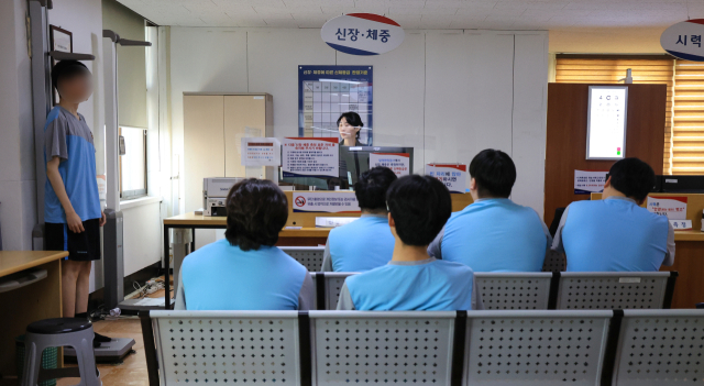 2024년도 첫 병역판정검사가 시작된 1일 서울 영등포구 서울지방병무청 제1병역판정 검사장에서 검사 대상자들이 신장과 몸무게를 측정하고 있다. 연합뉴스