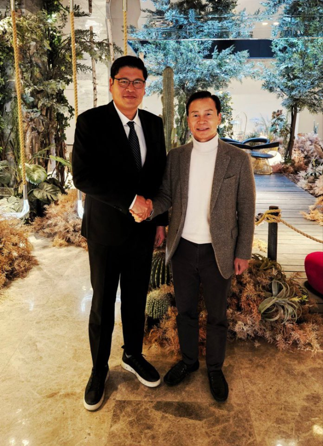지난 2일 박진호 예비후보와 신익현 LIG넥스원 대표가 만나 대구군부대 상주유치를 위한 미팅을 가진뒤 기념촬영을 하고 있다. 박진호 선거사무소 제공