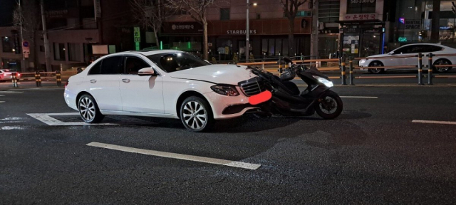 3일 20대 여성이 음주운전을 하다 오토바이를 들이받아 오토바이 운전자가 사망했다. 이 여성은 사고 이후 구호조치 없이 강아지만 안고 있다가 음주측정을 거부하는 등의 모습을 보여 누리꾼들의 공분을 사고 있다. 온라인 커뮤니티