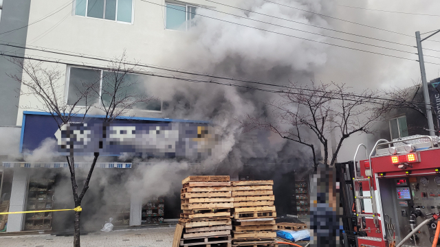 지난 3일 오전 포항시 남구 대도동 한 상가에서 발생한 화재를 소방대원들이 진화하고 있다. 경북소방본부 제공.