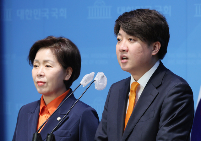 개혁신당 이준석 대표가 4일 국회 소통관에서 철도산업 개혁 관련 정책을 발표하고 있다. 왼쪽은 양향자 원내대표. 연합뉴스