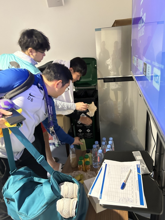도핑검사실 치우는 김민재와 대표팀 관계자들. 대한축구협회 제공