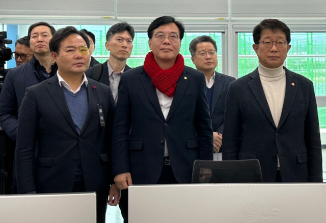 박상우 국토교통부 장관(사진 오른쪽)이 2일 김천혁신도시를 방문해 혁신도시 정주(定住) 여건 개선 및 구도심 활성화를 위한 정책협의를 진행했다. 송원석 의원실 제공