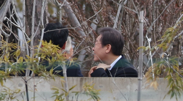 더불어민주당 이재명 대표가 4일 오후 경남 양산시 하북면 평산마을 문재인 전 대통령 사저에서 문 전 대통령을 만나, 피습 당시 상처 부위를 손으로 가리키고 있다. 연합뉴스