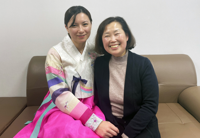 카메라를 보고 활짝 웃는 성아린 씨(왼쪽)와 이말순 씨. 고부 관계가 아니라 모녀라고 해도 믿을 판이다.