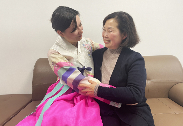 우즈베키스탄 며느리 성아린 씨와 토종 한국 시어머니 이말순 씨가 서로를 다정하게 바라보고 있다.