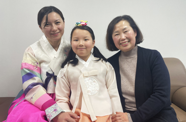 며느리 성아린 씨와 시어머니 이말순 씨 사이에 손녀 예림 양이 활짝 웃고 있다.