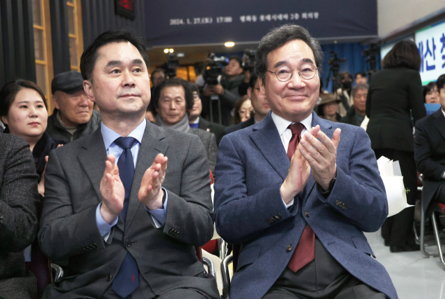 이낙연 전 총리와 김종민 미래대연합 공동 창당준비위원장이 27일 오후 전북 전주시 롯데시네마 전주평화점에서 열린 새로운미래 전북특별자치도당 창당대회에서 박수치고 있다. 연합뉴스
