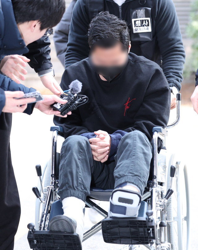 아내를 자택에 감금한 채 성인방송 출연을 강요한 혐의 등을 받는 30대 전직 군인이 4일 오후 구속 전 피의자 심문(영장실질심사)을 받기 위해 인천지법으로 들어서고 있다. 연합뉴스