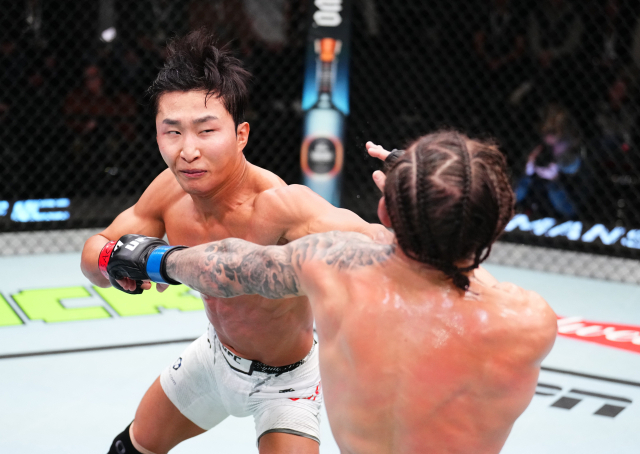 이정영이 4일 미국 네바다주 라스베이거스 UFC 에이페스에서 열린 페더급 경기에 출전해 블레이크 빌더에게 주먹을 날리고 있다. UFC 제공