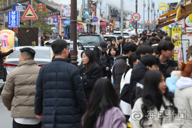 절기상 입춘(立春)인 4일 경주 황리단길을 찾은 시민들이 포근한 휴일을 즐기고 있다. 이날 대구 지역 낮 최고 기온은 8.8℃, 경북 성주는 9.2℃를 기록하면서 따뜻한 날씨를 보였다. 안성완 기자 asw0727@imaeil.com