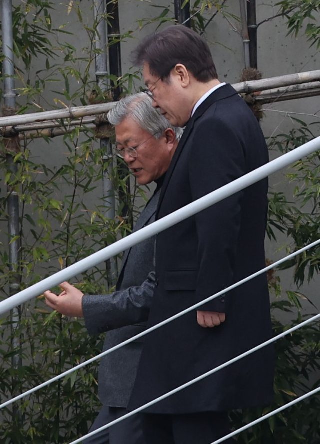 문재인 전 대통령이 4일 오후 경남 양산시 하북면 평산마을 자신의 사저 계단을 걸으며 이재명 더불어민주당 대표와 대화하고 있다. 연합뉴스