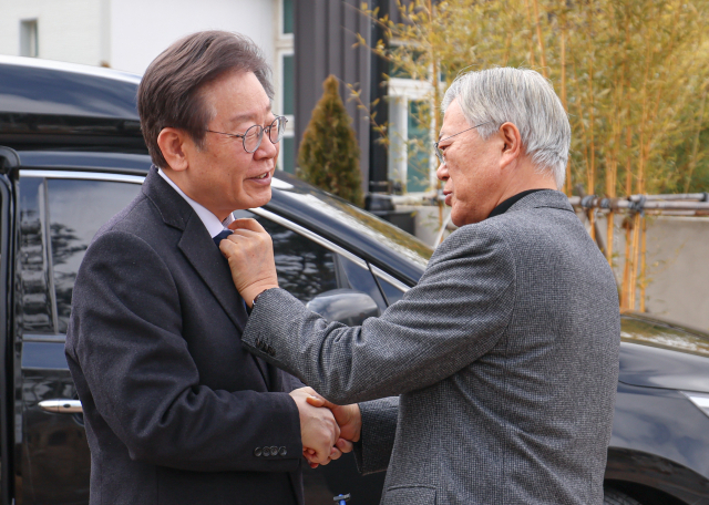 더불어민주당 이재명 대표가 4일 오후 경남 양산시 하북면 평산마을 문재인 전 대통령 사저에서 문 전 대통령과 인사를 나누고 있다. 연합뉴스