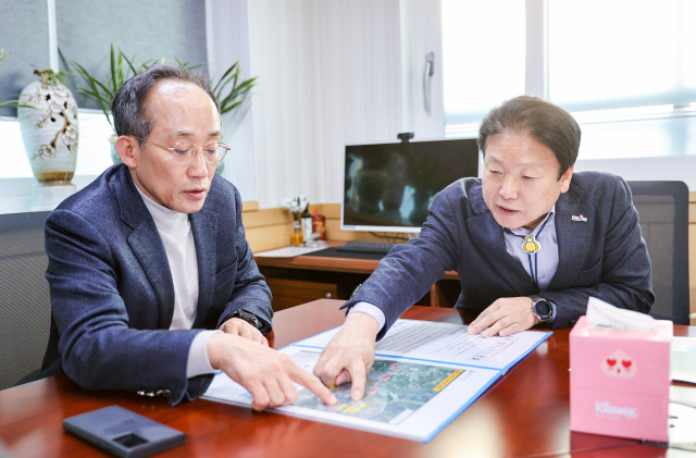 이병환 성주군수가 성주~대구 고속도로 건설사업 추진을 위해 대구 달성군 추경호 국회의원(전 경제부총리 겸 기획재정부 장관)을 만나 협력을 요청하고 있다. 성주군 제공