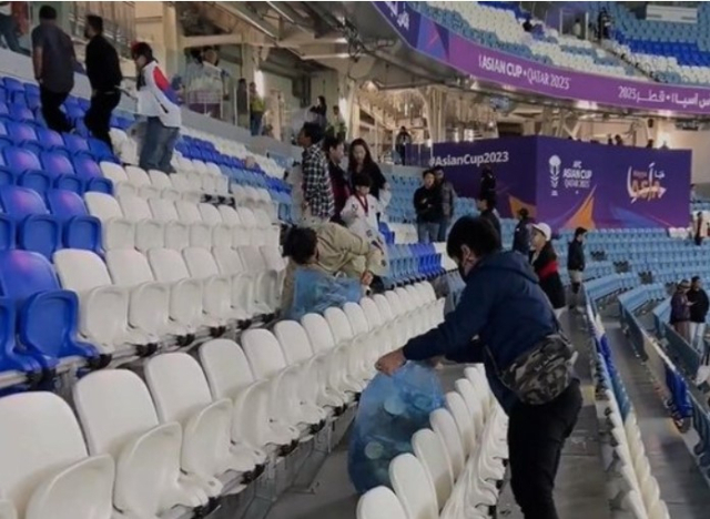 한국 축구대표팀과 호주와의 2023 아시아축구연맹(AFC) 카타르 아시안컵 8강전이 끝난 뒤 한국 팬들이 관중석에 떨어진 쓰레기를 치우는 모습이 포착됐다. 앞서 현장을 청소하는 모습으로 주목받았던 일본 일부 매체에서는 