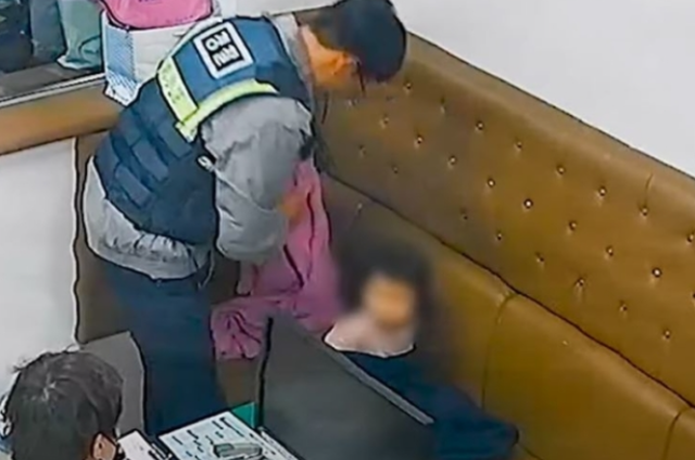 새벽에 내복 차림의 3살짜리 아이를 구조하고 부모가 올 때까지 경찰관들이 옆을 지켰다는 사연이 전해져 훈훈함을 낳고 있다. 경찰청 유튜브 캡처
