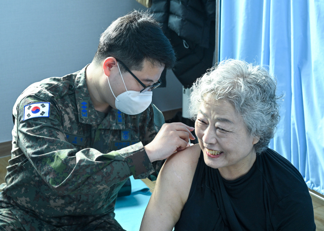 16전비 소속 한 군의관이 부대 인근 주민들에게 한방 침을 놓고 있다. 16전비 제공