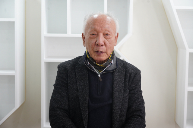 수성대 웹툰웹소설과 졸업생 최언돈(80) 씨. 수성대 제공