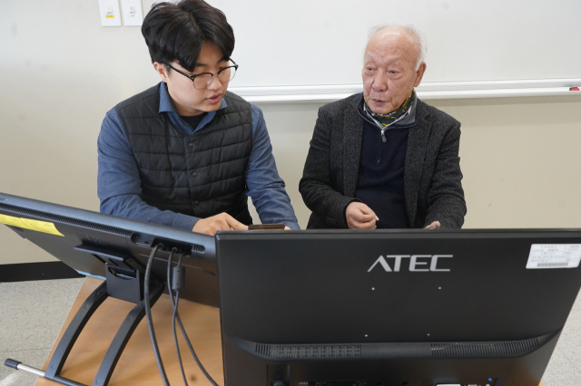 수업 중 학우와 작품에 대해 논의 중인 최언돈 씨. 수성대 제공