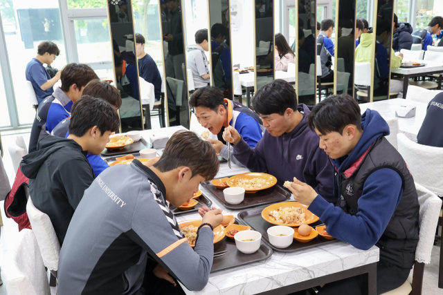 경일대 학생들이 천원의 아침밥을 먹고 있다. 경일대 제공