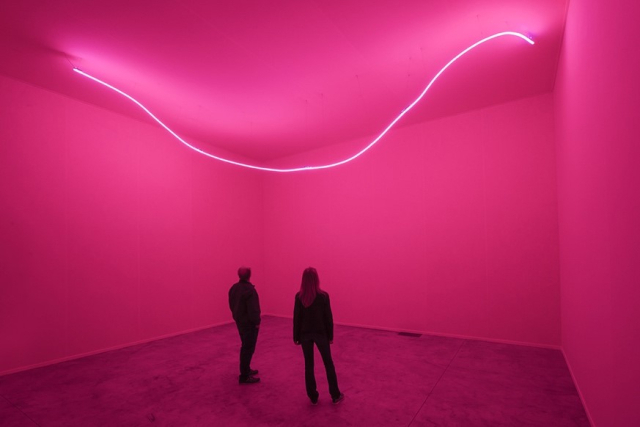 Lucio Fontana, Spatial Environment with Neon Light (Ambiente spaziale con neon), 19672024, Installation view at Hauser ＆ Wirth, Los Angeles Ph. Fredrik Nilsen. 솔올미술관 제공