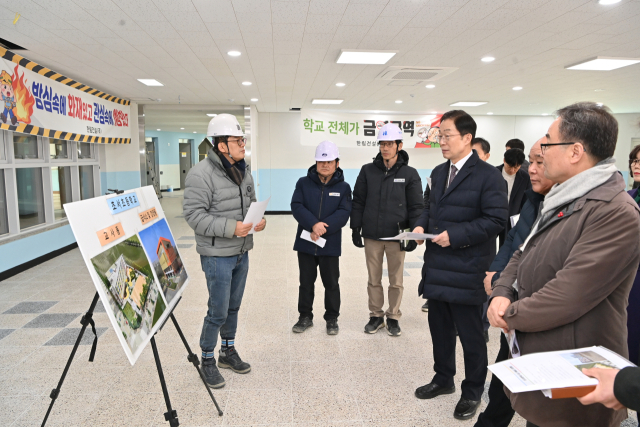 경북 포항 초곡지구에 신설돼 다음달 1일 개교 예정인 초서초등학교 신축 공사현장을 방문한 임종식 경북교육감 등 관계자들이 담당자로부터 공사 진행 사항에 대한 설명을 듣고 있다. 경북교육청 제공