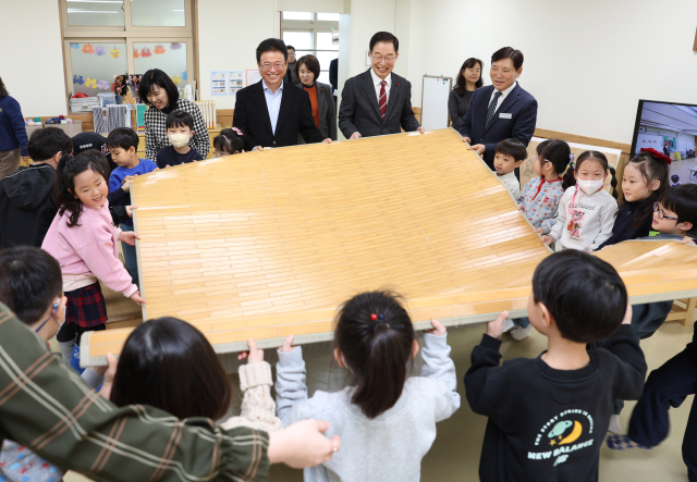 5일 유보통합 공동선언문을 발표한 이철우 경북도지사와 임종식 경북도교육감이 예천지역 유치원과 어린이집을 방문해 현장의 목소리를 청취하는 시간을 가졌다. 사진은 양 기관장들이 아이들과 소통하는 모습. 경북도 제공