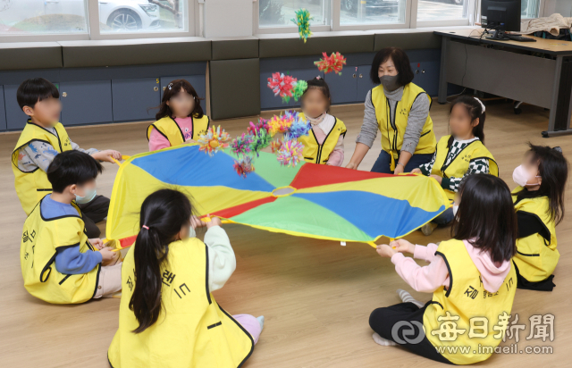 대구시내 한 초등학교 학생들이 뇌 활성화 놀이를 하고 있다. 매일신문 DB.
