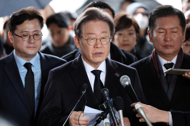 이재명 더불어민주당 대표가 5일 광주 북구 국립 5·18 민주묘지에서 긴급 기자회견을 하고 있다. 연합뉴스