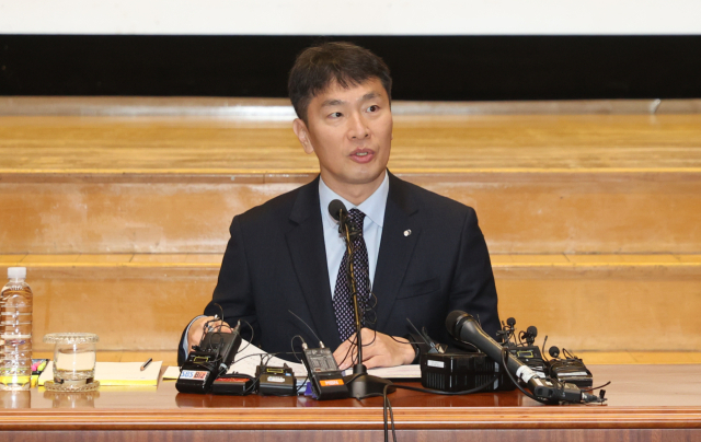 이복현 금융감독원장이 5일 오전 서울 여의도 금융감독원에서 열린 2024년도 금융감독원 업무계획 기자간담회에서 인사말을 하고 있다. 연합뉴스