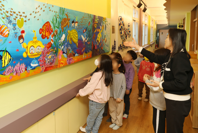 지난 6일 대구 황금초등학교에서 늘봄학교 프로그램에 참여한 학생들이 미술 감상 놀이를 하고 있다. 매일신문DB