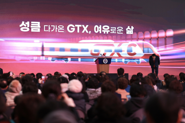 윤석열 대통령이 지난달 25일 경기도 의정부시청 다목적체육관에서 열린 GTX-C 착공기념식에 참석해 인사하고 있다. 연합뉴스