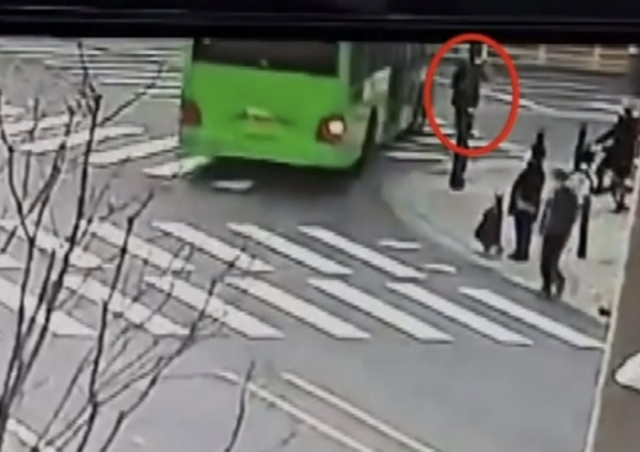 지난 1일 서울 광진구 교차로에서 여성 보행자가 횡단보도를 건너다 우회전 하는 마을버스에 깔리기 직전 모습. 채널A 캡처