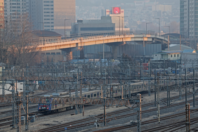 지난 1월 30일 서울 용산역 인근 철도 위로 전철이 오가고 있다. 연합뉴스