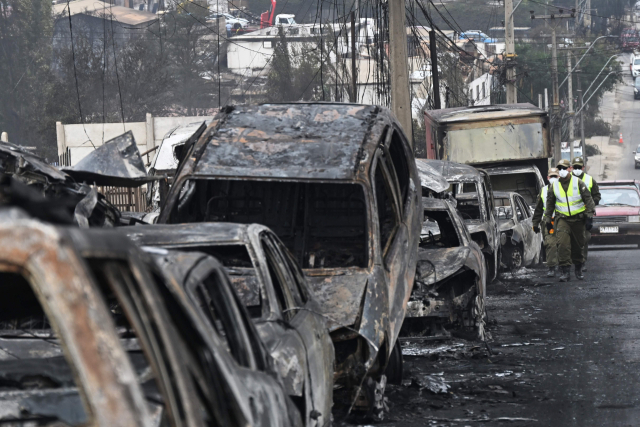 칠레 중부에 발생한 산불로 길가에 세워진 자동차들이 불에 탄 모습. AFP통신=연합뉴스