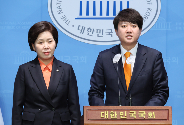 개혁신당 이준석 대표와 양향자 원내대표가 5일 국회 소통관에서 기자회견을 열고 여당의 메가 서울 정책에 대해 서울 주민의 의사를 묻는 주민투표를 실시할 것을 제안하고 있다. 연합뉴스