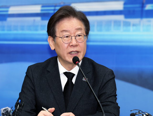 더불어민주당 이재명 대표가 5일 오전 광주 서구 김대중컨벤션센터에서 열린 현장 최고위원회의를 마치고 취재진의 질문에 답변하고 있다. 연합뉴스