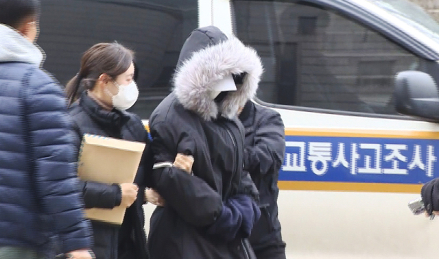 만취 상태로 운전하다 배달 오토바이를 몰던 50대 남성과 추돌 후 적절한 구호 조치를 하지 않았다는 논란이 불거진 20대 여성 안모씨가 5일 서울중앙지법에서 열린 특정범죄 가중처벌 등에 관한 법률 위반(위험운전치사) 혐의에 대한 구속 전 피의자 심문(영장실질심사)에 출석하고 있다. 이 사고로 오토바이를 몰던 50대 남성이 병원에 이송됐으나 숨졌다. 당시 안씨의 혈중알코올농도는 면허 취소 수준으로 알려졌다. 연합뉴스