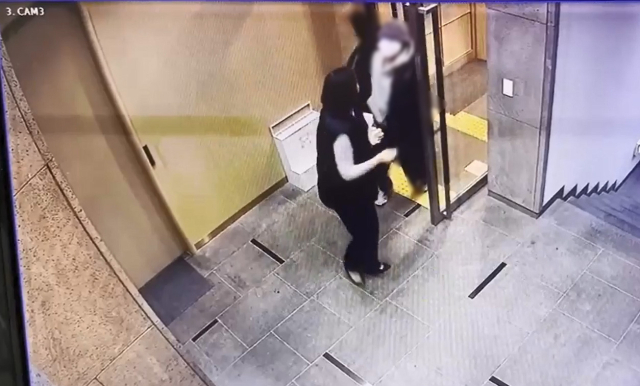 국민의힘 배현진 의원(서울 송파을)이 지난해 1월 25일 오후 서울 강남구 신사동의 한 건물에서 괴한에게 습격 당하는 장면이 담긴 CCTV 화면을 배 의원실이 공개했다. 연합뉴스