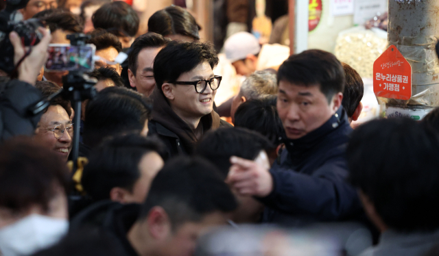 국민의힘 한동훈 비상대책위원장이 설 명절 연휴를 나흘 앞둔 5일 서울 동대문구 청량리 청과물시장·경동시장을 방문하고 있다. 연합뉴스
