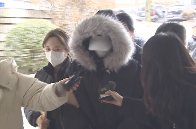 만취 상태로 운전하다 배달 오토바이를 몰던 50대 남성과 추돌 후 적절한 구호 조치를 하지 않았다는 논란이 불거진 20대 여성 안모씨가 5일 서울중앙지법에서 열린 특정범죄 가중처벌 등에 관한 법률 위반(위험운전치사) 혐의에 대한 구속 전 피의자 심문(영장실질심사)에 출석하고 있다. 연합뉴스