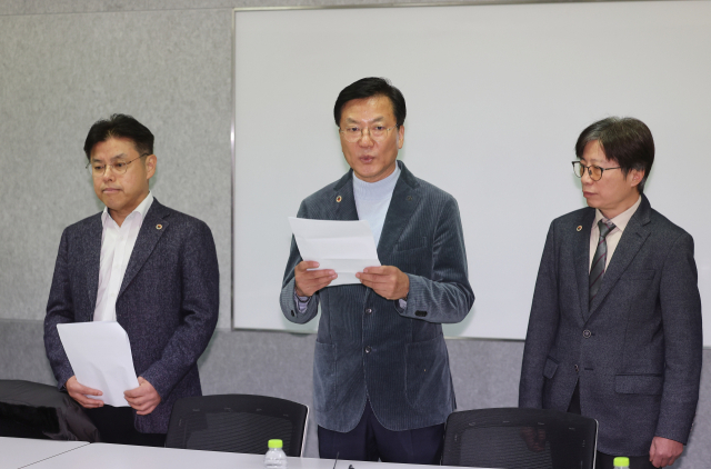 양동호 대한의사협회 협상단장이 6일 오전 서울 모처에서 의대 증원과 필수의료 대책 등에 대한 의견을 교환하는 의료현안협의체에 참석, 의사협회의 입장을 발표하고 있다. 연합뉴스