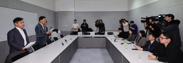 양동호 대한의사협회 협상단장이 6일 오전 서울 모처에서 의대 증원과 필수의료 대책 등에 대한 의견을 교환하는 의료현안협의체에 참석, 의사협회의 입장을 발표하고 있다. 연합뉴스