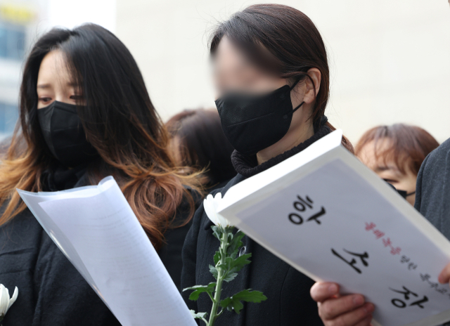 웹툰 작가 주호민 씨의 아들을 정서적으로 학대한 혐의로 1심에서 유죄 판단을 받은 특수교사 A씨가 6일 오전 경기도 수원시 영통구 수원지방법원에서 항소장 제출에 앞서 입장문을 발표하고 있다. 연합뉴스